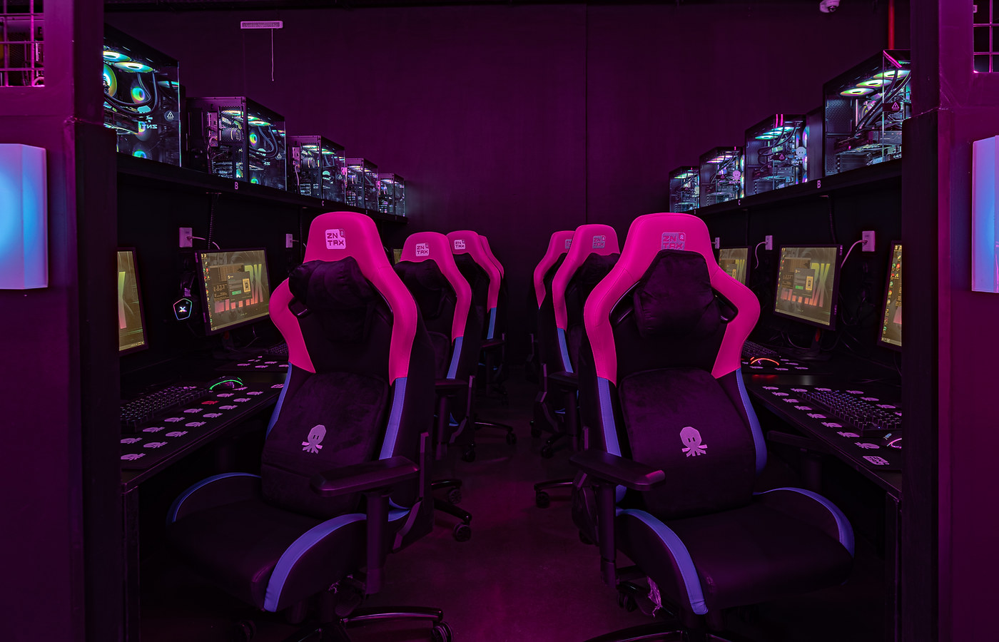 Multi-screen simulator stations inside a ZNTRX center